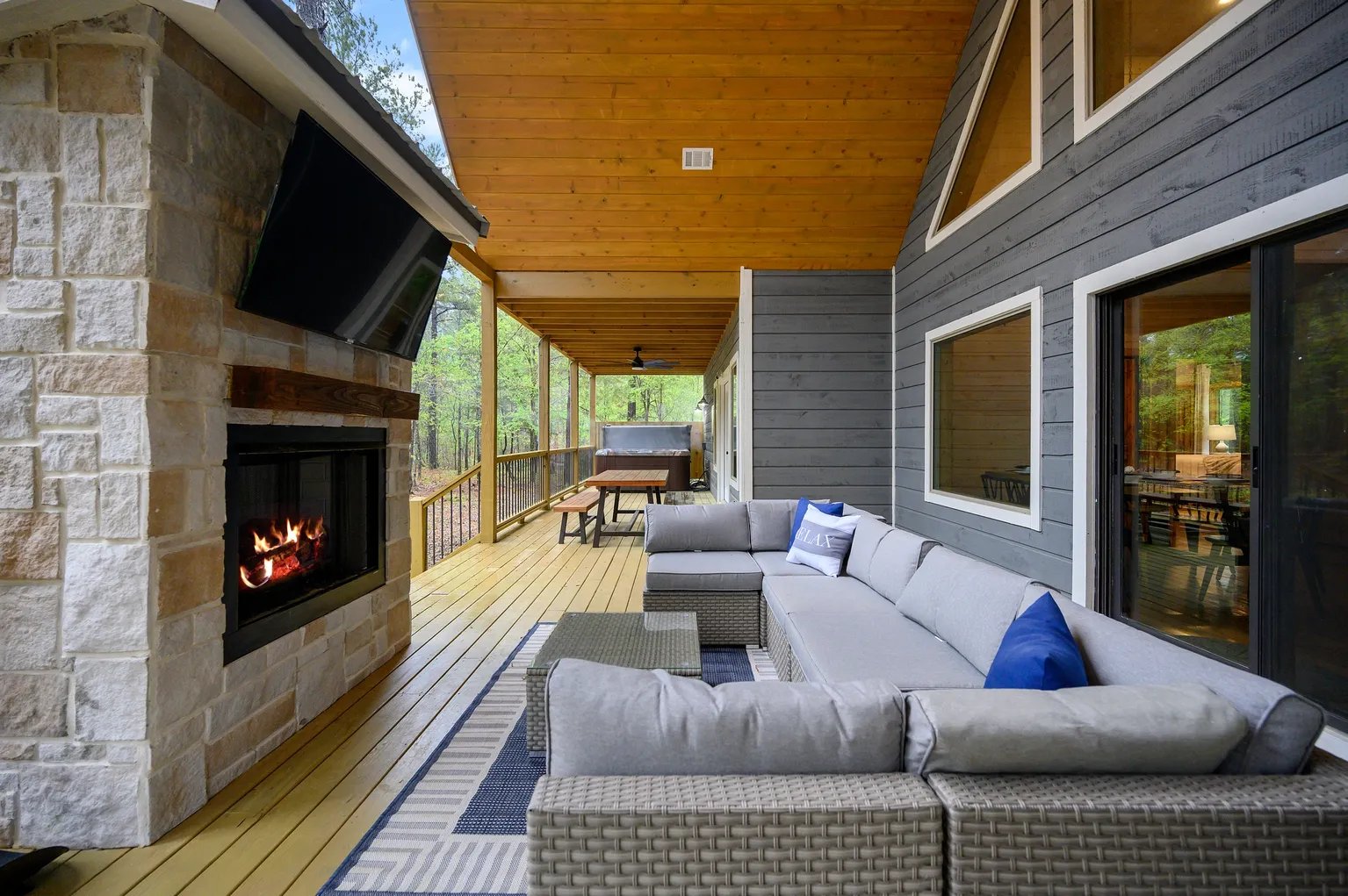 Outdoor sectional facing fireplace