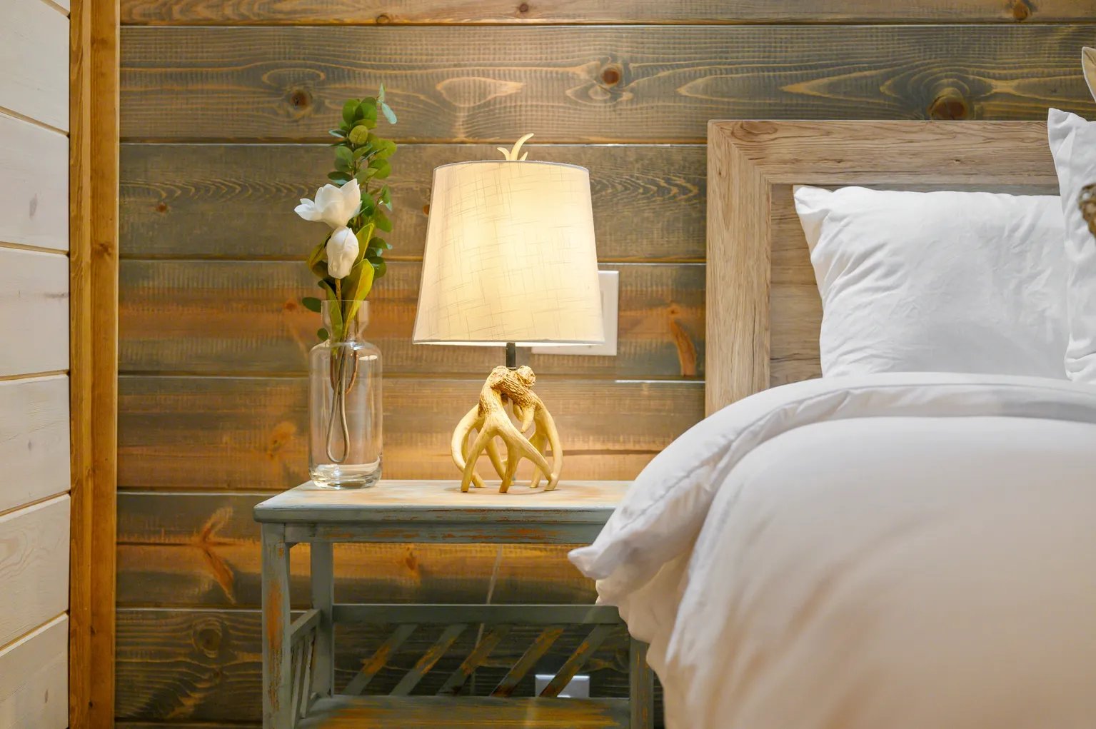 Antler lamp nightstand detail